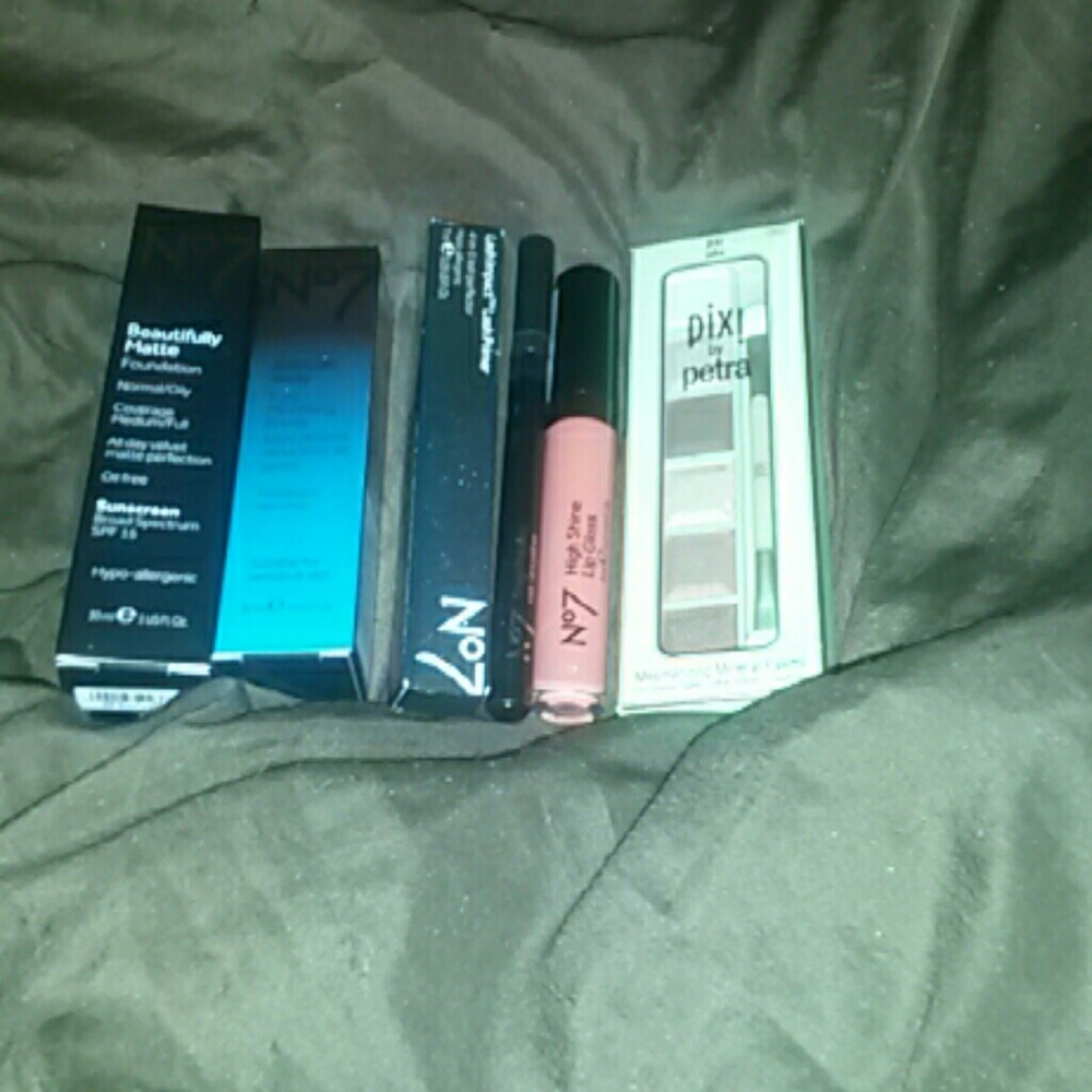 NWOT no7 makeup